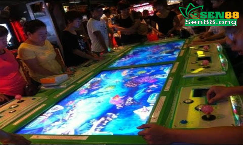 Trò chơi bắn cá thu hút nhiều người chơi tại trung tâm thương mại, điện tử.